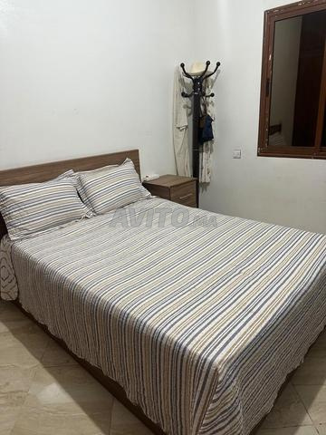 Lit avec son matelas, table de chevet, porte manteau - 2