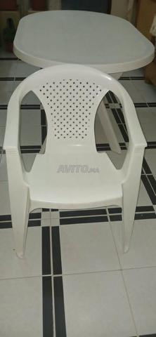 طاولة وكراسي بحالة ممتازة