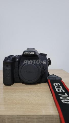 كاميرا كانون EOS 70D مع ملحقاتها