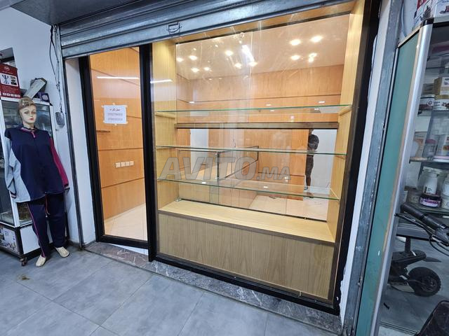 Meubles de magasin en bois avec vitrines en verre - 2