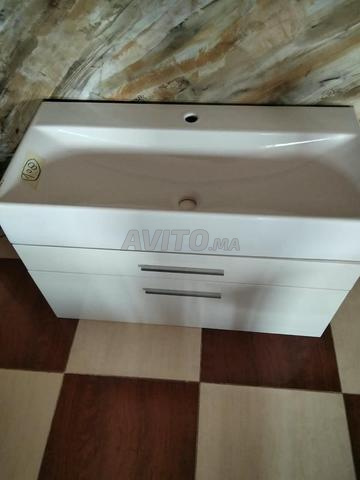 Meuble de salle de bain blanc avec vasque