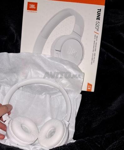 سماعة JBL بيضاء جديدة (مفتوحة ولكن لم تستخدم قط)