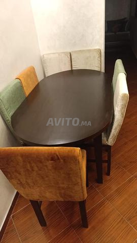 Table en bois neuve avec 8 chaises - 2