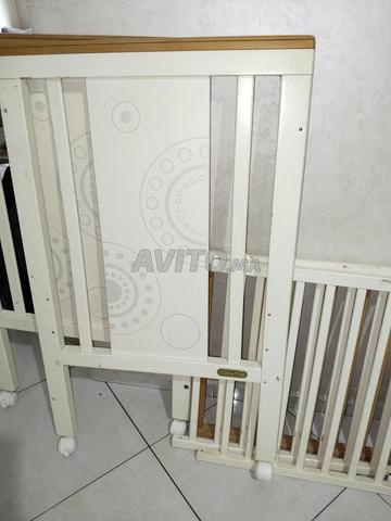 مدينة طنجة . سرير أطفال من الخشب الصلب .