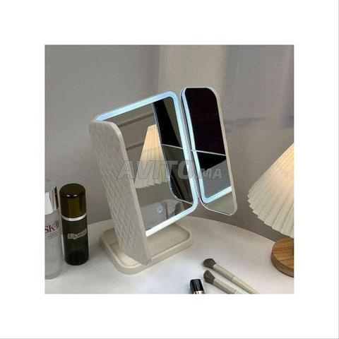 مرآة مكياج قابلة للطي مع إضاءة LED - 2