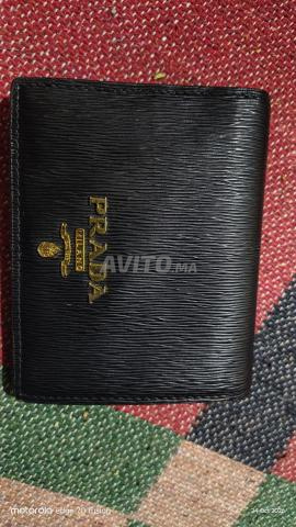 محفظة برادا صغيرة سوداء من جلد فيتيلو موف بشعار