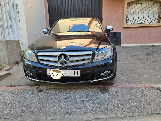 Mercedes-Benz 220 modèle 2008 en très bon état à vendre.
