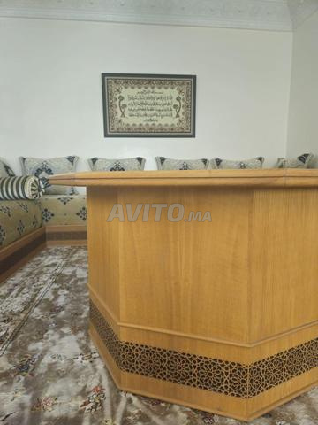 Salon avec table et tapis à vendre - 2