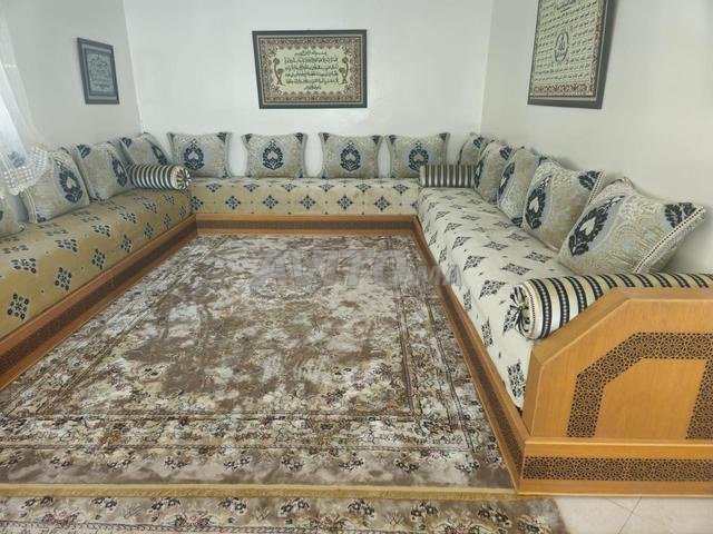 Salon avec table et tapis à vendre