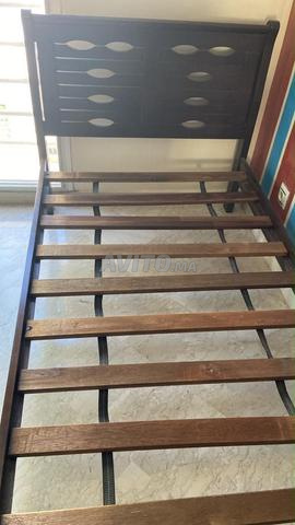 Lit en bois marron foncé avec matelas - 2