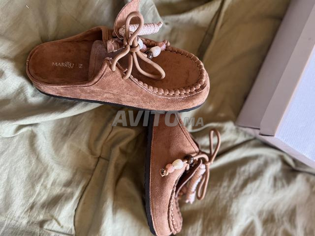 Mules très confortables et design tendance, couleur marron