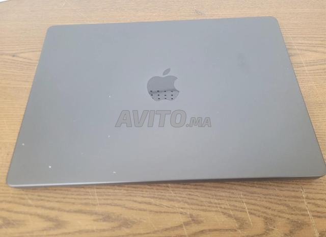 Apple MacBook Pro M3 18Go RAM, 16-Core GPU, Noir - 2