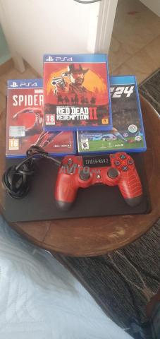 PS4 AVEC MANETTE ET 3 JEUX DISQUE