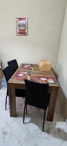 Table avec 4 chaises neuves - Liquidation - 2