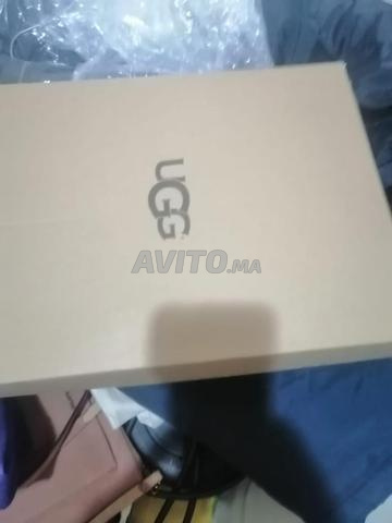 حذاء من ماركة UGG العالمية - 2