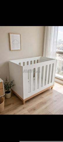 LIT BÉBÉ MODERNE > BOIS MASSIF - COMME NEUF - 2