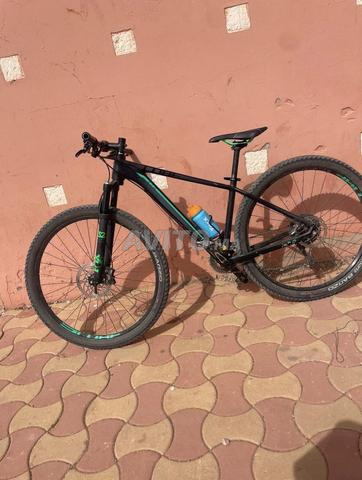Vélo de montagne noir encore propre à Khénifra