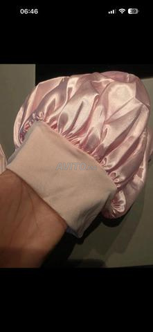 BONNET EN SATIN NEUF À NOUER