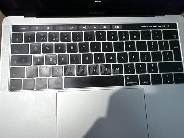 MacBook Pro Gris Touch Bar 256Go 16Go RAM - 2
