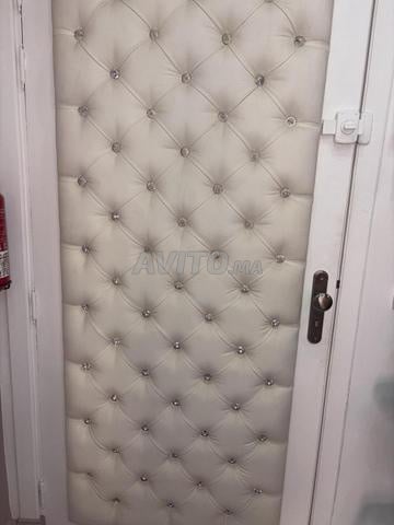 TÊTE DE LIT BLANCHE CAPITONNÉE OU ÉLÉMENT DE DÉCO - 2