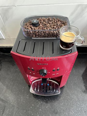 Machine à café avec moulin intégré qui moud et presse - 2