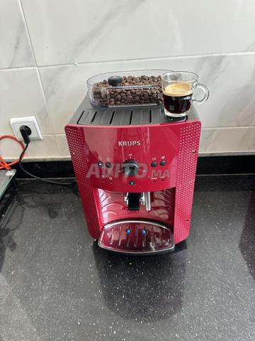 Machine à café avec moulin intégré qui moud et presse