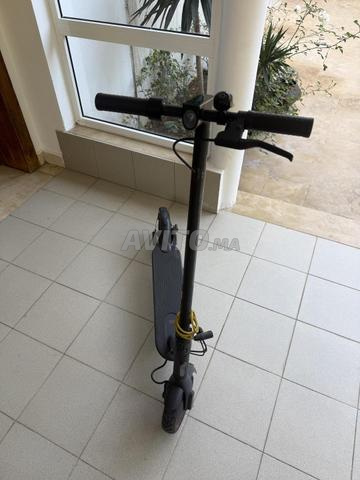 Trottinette Xiaomi noire avec son chargeur - 2