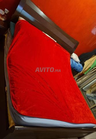 سرير بدون مرتبة و 2 طاولات جانبية بسعر مناسب