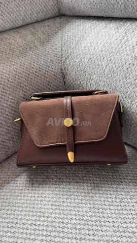 Petit sac à main de couleur marron, beau et élégant, parfait