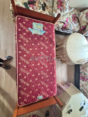 2 matelas bon état avec son cadre - 2