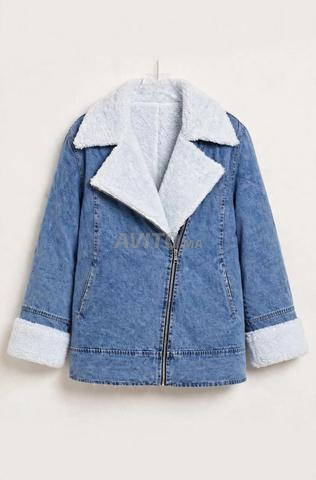 Veste en jean avec fourrure blanche