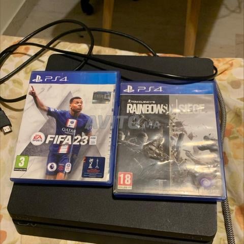 PS4 sans manettes avec FIFA 23 et Rainbow Six Siege