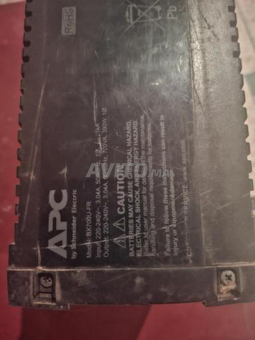 3 أجهزة UPS APC BX700U-FR للبيع.
