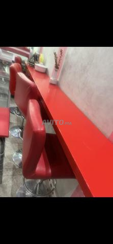 Table d'appoint et chaises en cuir