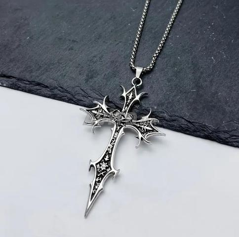 Collier avec croix gothique - 2
