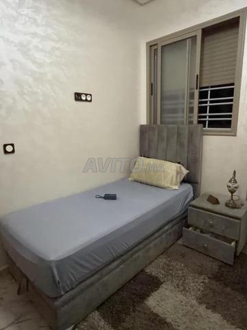 Lit 1 place avec matelas et table de nuit