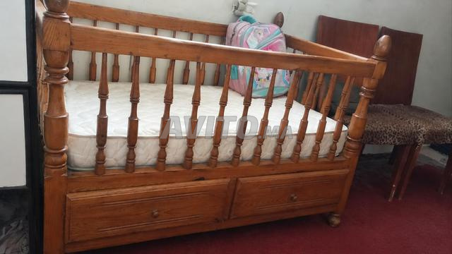 Lit bébé en bois avec matelas et deux tiroirs