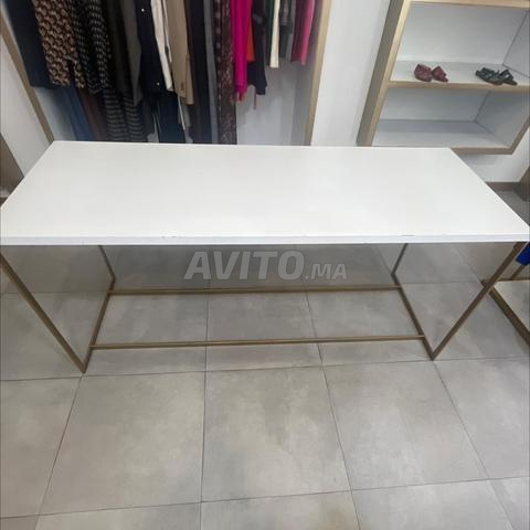 Des tables pour un bureau ou un magasin