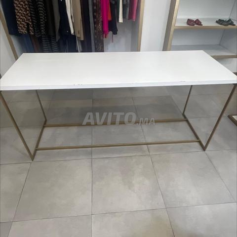 Des tables pour un bureau ou un magasin - 2