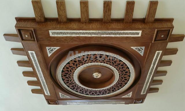 Plafond en bois massif.