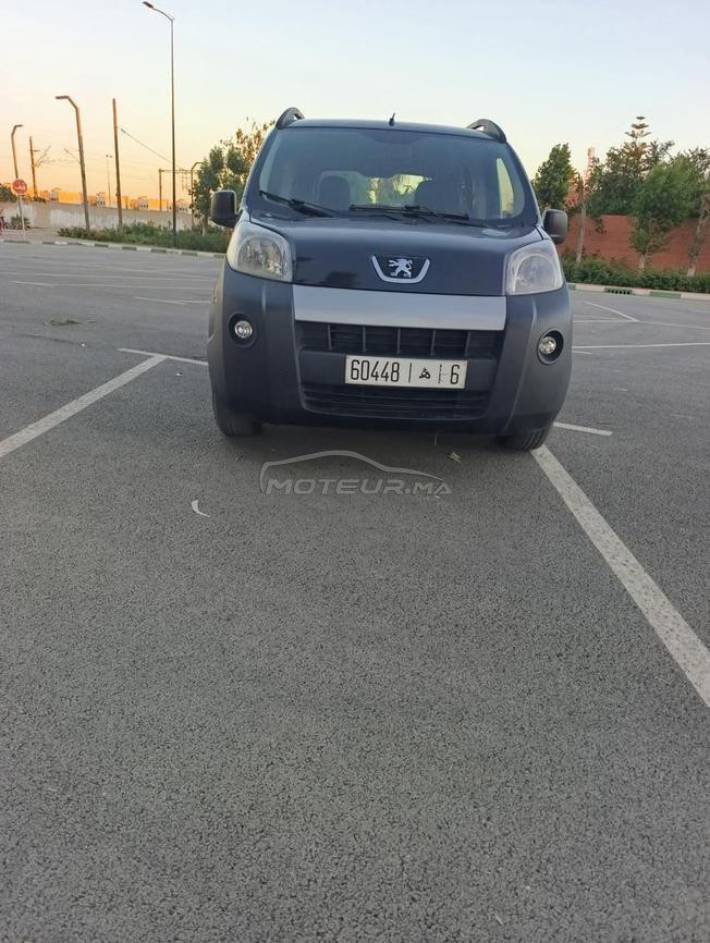 une voiture Peugeot biper en très bon état 