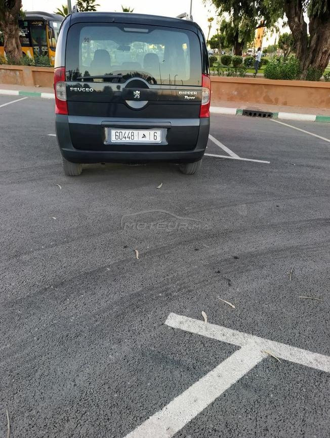 une voiture Peugeot biper en très bon état 