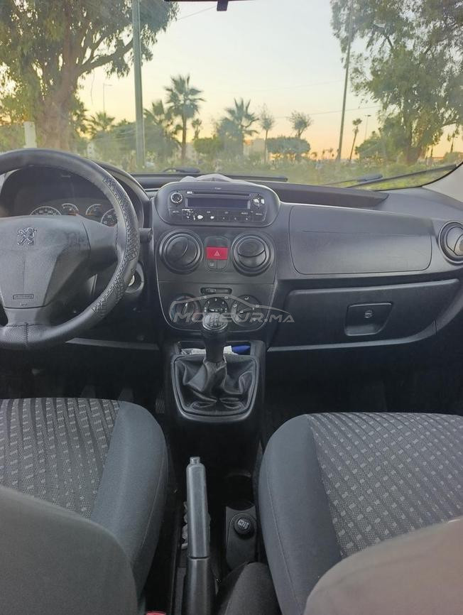une voiture Peugeot biper en très bon état 