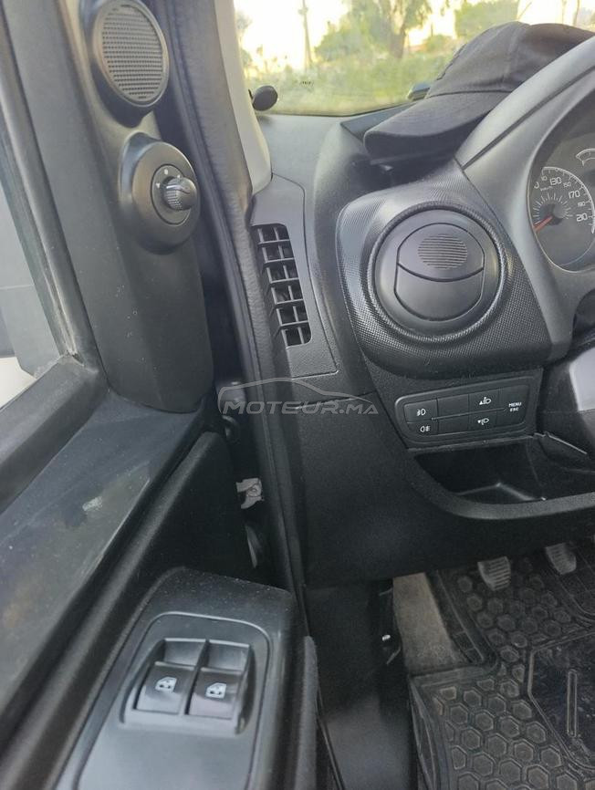 une voiture Peugeot biper en très bon état 