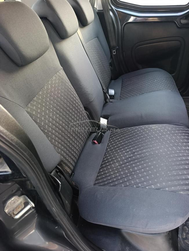 une voiture Peugeot biper en très bon état 
