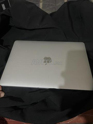 ماك بوك برو مع شاحن