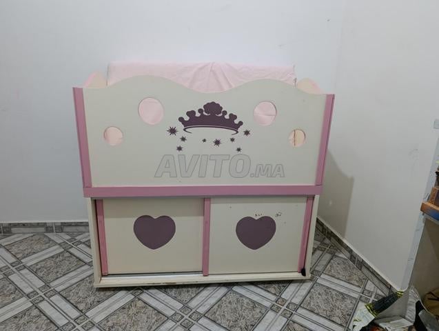 Lit pour bébés et nourrissons avec armoire
