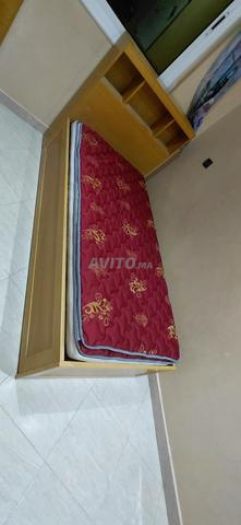 lit avec matelas en bon état en bois de hêtre - 2