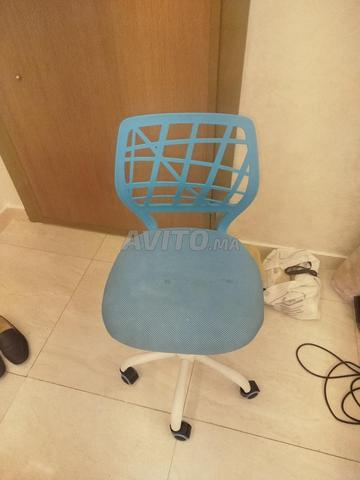 Chaise de bureau bleue à roulettes en bon état