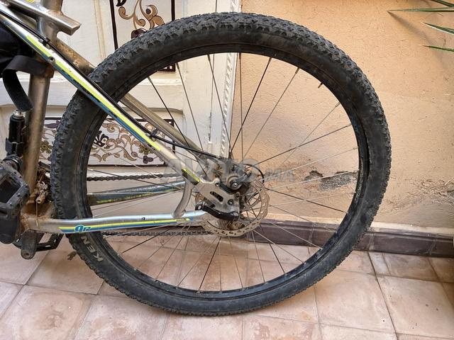 vélo tout-terrain à suspension avant - 2